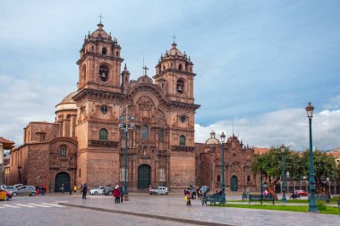 CUSCO, PERU - 30 JAPRIL 2022: İsa Cemiyeti Kilisesi Plaza de Armas Square, Cusco, Peru 'da gökyüzüne karşı
