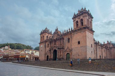 CUSCO, PERU - 30 JAPRIL 2022: İsa Cemiyeti Kilisesi Plaza de Armas Square, Cusco, Peru 'da gökyüzüne karşı