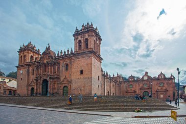CUSCO, PERU - 30 JAPRIL 2022: İsa Cemiyeti Kilisesi Plaza de Armas Square, Cusco, Peru 'da gökyüzüne karşı