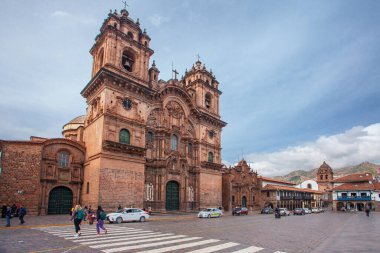 CUSCO, PERU - 30 JAPRIL 2022: İsa Cemiyeti Kilisesi Plaza de Armas Square, Cusco, Peru 'da gökyüzüne karşı