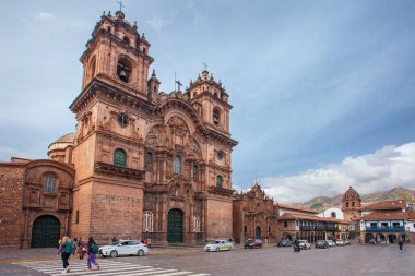 CUSCO, PERU - 30 JAPRIL 2022: İsa Cemiyeti Kilisesi Plaza de Armas Square, Cusco, Peru 'da gökyüzüne karşı