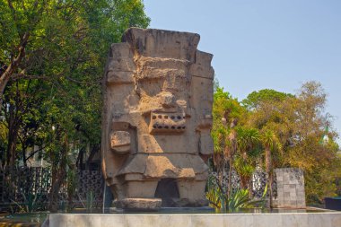 MEXICO CITY, MEXICO - 12 Mart 2022: Tlaloc, Aztek yağmur ve bereket tanrısı, 1964 yılında Mexico City 'deki Antropoloji Müzesi' ne giriş