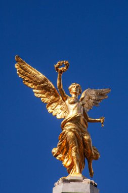 MEXICO CITY / MEXICO - 14 Mart 2022: Paseo de la Reforma Bulvarı 'nda bulunan Bağımsızlık Meleği heykeli. Bu Mexico City 'nin simgelerinden biri..