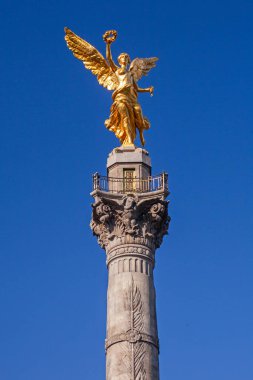 MEXICO CITY / MEXICO - 14 Mart 2022: Paseo de la Reforma Bulvarı 'nda bulunan Bağımsızlık Meleği heykeli. Bu Mexico City 'nin simgelerinden biri..