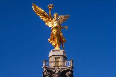 MEXICO CITY / MEXICO - 14 Mart 2022: Paseo de la Reforma Bulvarı 'nda bulunan Bağımsızlık Meleği heykeli. Bu Mexico City 'nin simgelerinden biri..