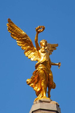 MEXICO CITY / MEXICO - 14 Mart 2022: Paseo de la Reforma Bulvarı 'nda bulunan Bağımsızlık Meleği heykeli. Bu Mexico City 'nin simgelerinden biri..