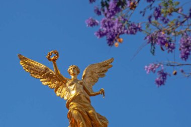 MEXICO CITY / MEXICO - 14 Mart 2022: Paseo de la Reforma Bulvarı 'nda bulunan Bağımsızlık Meleği heykeli. Bu Mexico City 'nin simgelerinden biri..