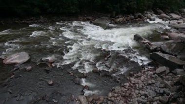 And Dağları, Peru 'da güçlü Urubamba nehri akıyor