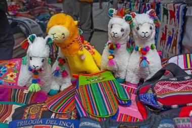 Aguas Calientes, Cuzco, Peru - 8 Mayıs 2022: Machu Picchu, Peru yakınlarındaki bir markette oyuncak alpakalar ve lamalar ve diğer geleneksel hatıralar grubu
