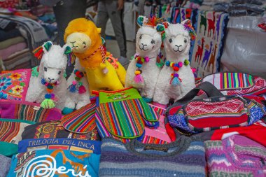 Aguas Calientes, Cuzco, Peru - 8 Mayıs 2022: Machu Picchu, Peru yakınlarındaki bir markette oyuncak alpakalar ve lamalar ve diğer geleneksel hatıralar grubu