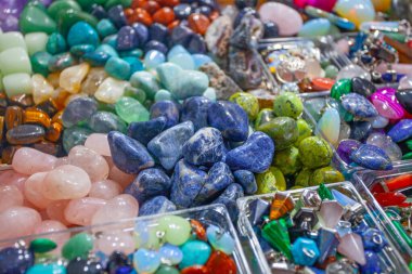 Aguas Calientes, Peru 'daki turizm pazarında maden taşı çeşitleri