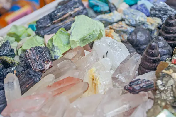 Aguas Calientes, Peru 'daki turizm pazarında maden taşı çeşitleri