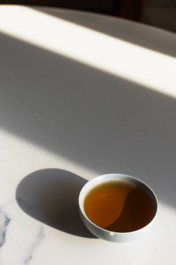 Geleneksel mütevazı çaydanlık ve merasim için fincanlar