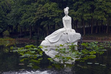 Zhuji, Zhejiang, Çin - 18 Haziran 2023: Xi Shi 'nin şehir parkının manzarası ve efsanevi Xi Shi heykelinin Zhuji, Zhejiang, Çin