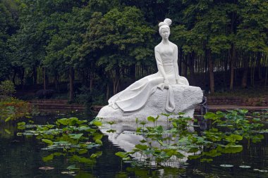 Zhuji, Zhejiang, Çin - 18 Haziran 2023: Xi Shi 'nin şehir parkının manzarası ve efsanevi Xi Shi heykelinin Zhuji, Zhejiang, Çin