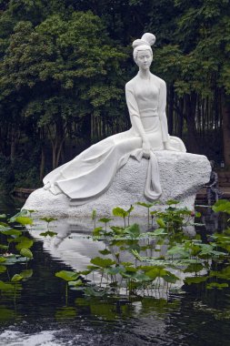 Zhuji, Zhejiang, Çin - 18 Haziran 2023: Xi Shi 'nin şehir parkının manzarası ve efsanevi Xi Shi heykelinin Zhuji, Zhejiang, Çin