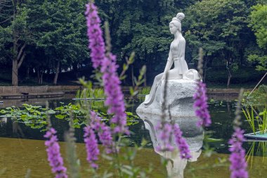 Zhuji, Zhejiang, Çin - 18 Haziran 2023: Xi Shi 'nin şehir parkının manzarası ve efsanevi Xi Shi heykelinin Zhuji, Zhejiang, Çin