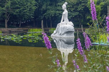 Zhuji, Zhejiang, Çin - 18 Haziran 2023: Xi Shi 'nin şehir parkının manzarası ve efsanevi Xi Shi heykelinin Zhuji, Zhejiang, Çin