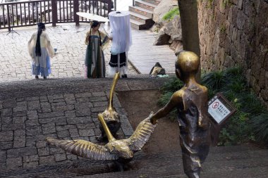 Zhuji, Zhejiang, Çin - 21 Haziran 2023: Xi Shi 'nin şehir parkının manzarası ve Çin' in Zhuji, Zhejiang eyaletindeki kazlı çocuk heykeli