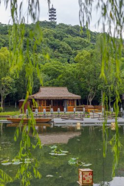 Göletli ve söğütlü manzara, ve ünlü pagoda kulesi, Xi Shi 's park Zhuji, Zhejiang Eyaleti, Çin