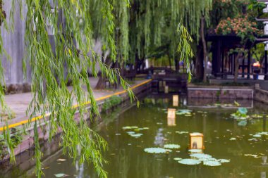Göletli ve söğütlü manzara, ve ünlü pagoda kulesi, Xi Shi 's park Zhuji, Zhejiang Eyaleti, Çin
