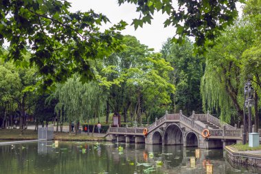 Göletli ve söğütlü manzara, ve ünlü pagoda kulesi, Xi Shi 's park Zhuji, Zhejiang Eyaleti, Çin