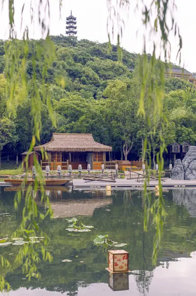 Göletli ve söğütlü manzara, ve ünlü pagoda kulesi, Xi Shi 's park Zhuji, Zhejiang Eyaleti, Çin