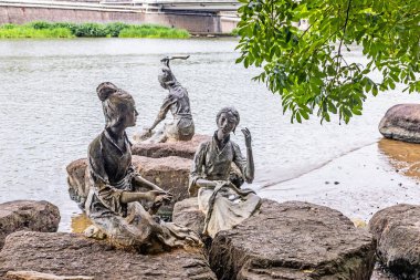 Zhuji, Zhejiang, Çin - 18 Haziran 2023: Xi Shi 'nin şehir parkının manzarası ve Zhuji, Zhejiang Eyaleti, Çin' deki nehir kıyısındaki kadın heykelleri