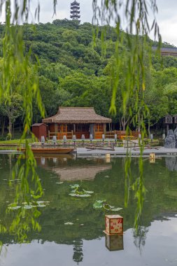 Göletli ve söğütlü manzara, ve ünlü pagoda kulesi, Xi Shi 's park Zhuji, Zhejiang Eyaleti, Çin