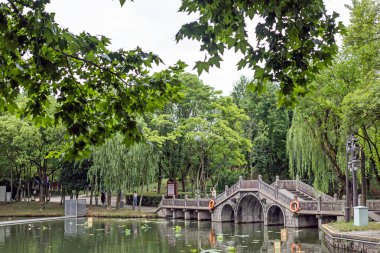 Göletli ve söğütlü manzara, ve ünlü pagoda kulesi, Xi Shi 's park Zhuji, Zhejiang Eyaleti, Çin