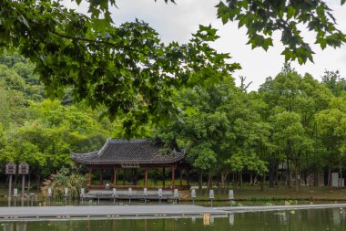 Göletli ve söğütlü manzara, ve ünlü pagoda kulesi, Xi Shi 's park Zhuji, Zhejiang Eyaleti, Çin