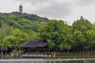 Göletli ve söğütlü manzara, ve ünlü pagoda kulesi, Xi Shi 's park Zhuji, Zhejiang Eyaleti, Çin