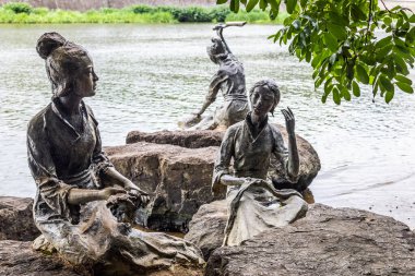 Zhuji, Zhejiang, Çin - 18 Haziran 2023: Xi Shi 'nin şehir parkının manzarası ve Zhuji, Zhejiang Eyaleti, Çin' deki nehir kıyısındaki kadın heykelleri