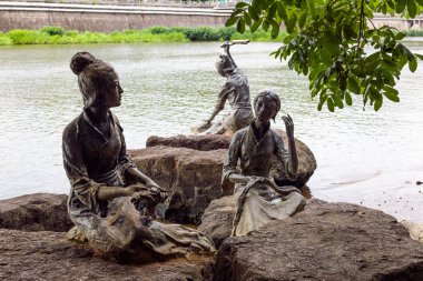Zhuji, Zhejiang, Çin - 18 Haziran 2023: Xi Shi 'nin şehir parkının manzarası ve Zhuji, Zhejiang Eyaleti, Çin' deki nehir kıyısındaki kadın heykelleri