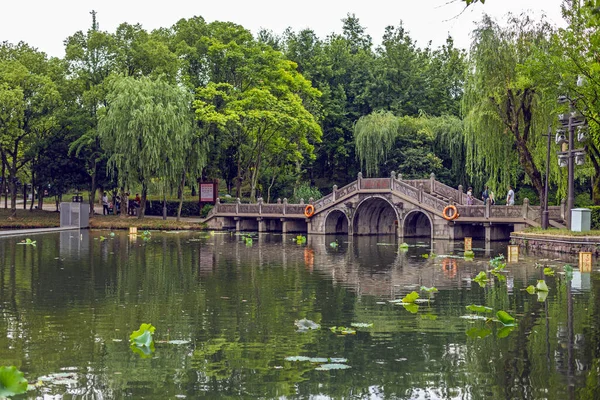 Göletli ve söğütlü manzara, ve ünlü pagoda kulesi, Xi Shi 's park Zhuji, Zhejiang Eyaleti, Çin