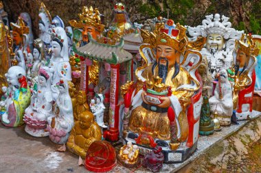 Zhuji, Zhejiang Eyaleti / Çin - 18 Haziran 2023: Xi Shi 'nin memleketi Zhuji, Zhina' daki kutsal bir ağacın yakınındaki farklı Budist azizler heykelleri