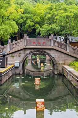 Zhuji, Zhejiang, Çin - 18 Haziran 2023: T Göletli, Köprü ve Söğütlü Manzara ve Xi Shi 'nin Zhuji, Zhejiang Eyaleti, Çin' deki parkı