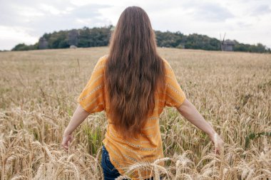 Ukrayna 'da buğday tarlasında güzel bir genç kadın.