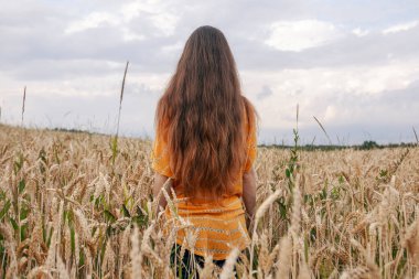Ukrayna 'da buğday tarlasında güzel bir genç kadın.