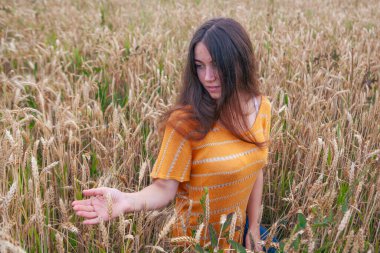 Ukrayna 'da buğday tarlasında güzel bir genç kadın.