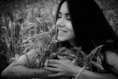 Ukrayna 'da buğday tarlasında güzel bir genç kadın.