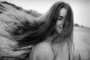 Ukrayna 'da buğday tarlasında güzel bir genç kadın.