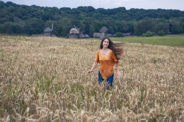 Ukrayna 'da buğday tarlasında güzel bir genç kadın.