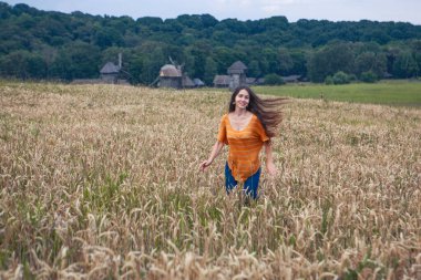 Ukrayna 'da buğday tarlasında güzel bir genç kadın.