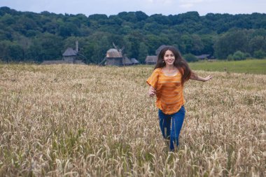 Ukrayna 'da buğday tarlasında güzel bir genç kadın.