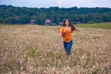 Ukrayna 'da buğday tarlasında güzel bir genç kadın.