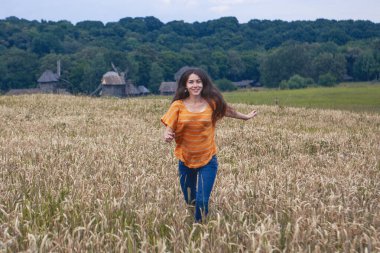 Ukrayna 'da buğday tarlasında güzel bir genç kadın.