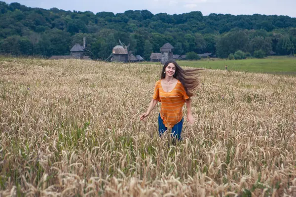 Ukrayna 'da buğday tarlasında güzel bir genç kadın.