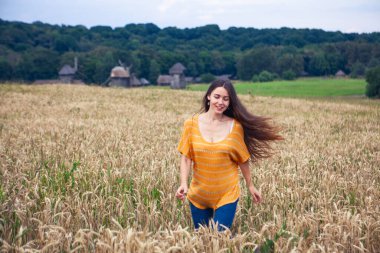 Ukrayna 'da buğday tarlasında güzel bir genç kadın.