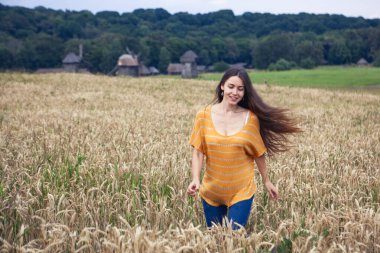 Ukrayna 'da buğday tarlasında güzel bir genç kadın.